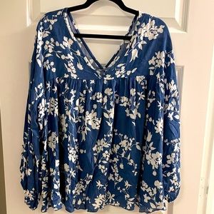 Now N Forever Woman’s blue floral top
